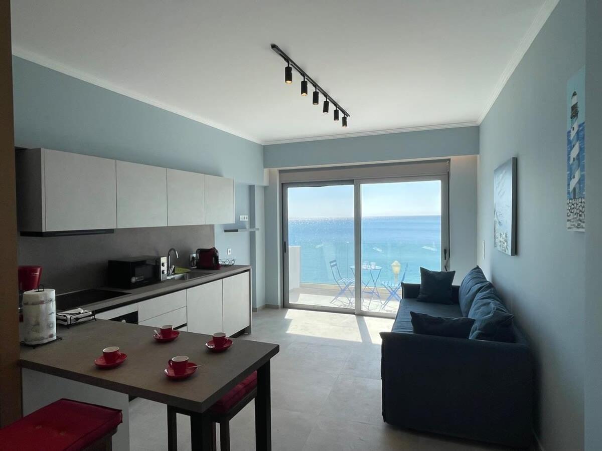 Escape Chic Studio With Seafront Patio Apartament *