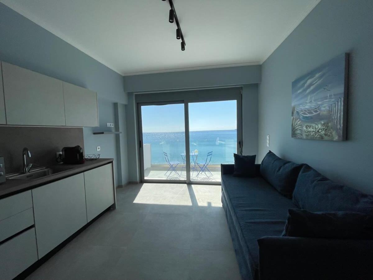 Escape Chic Studio With Seafront Patio Apartament *